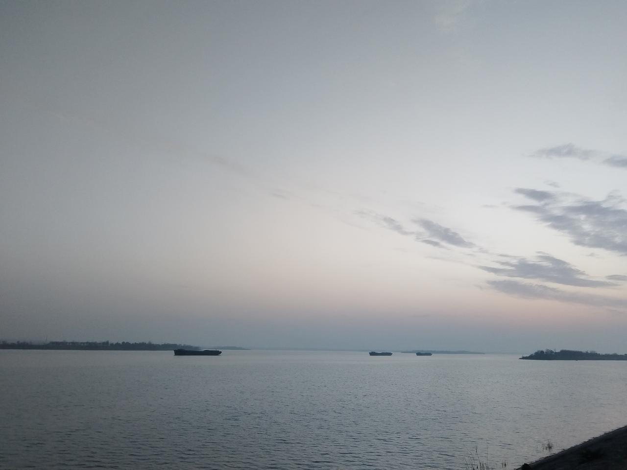 早晨天已经开始亮了，太阳还没有升起之前，固城湖的天空渐渐的泛红，湖面上水天一色，