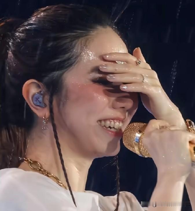 邓紫棋嘉兴这场演唱会，估计这辈子都忘不了！
倾盆大雨如注般落下，淋得眼睛都快睁不