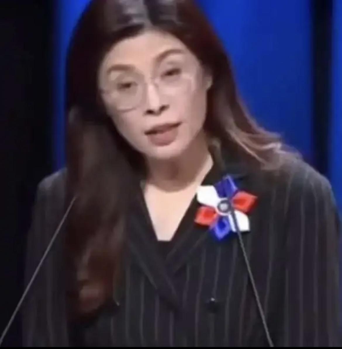 郑丽文嘴上喊“九二共识”，却始终不提“统一”——这不是谨慎，是算计。
她曾是民进