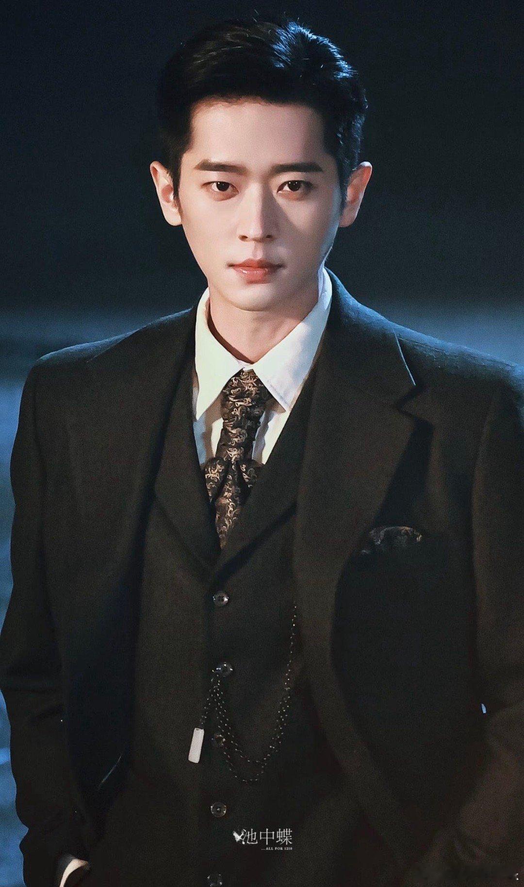 丞磊民国装vs现代装vs古装 三种造型各有韵味！古装冷冽多变，民国装骁勇带感，现