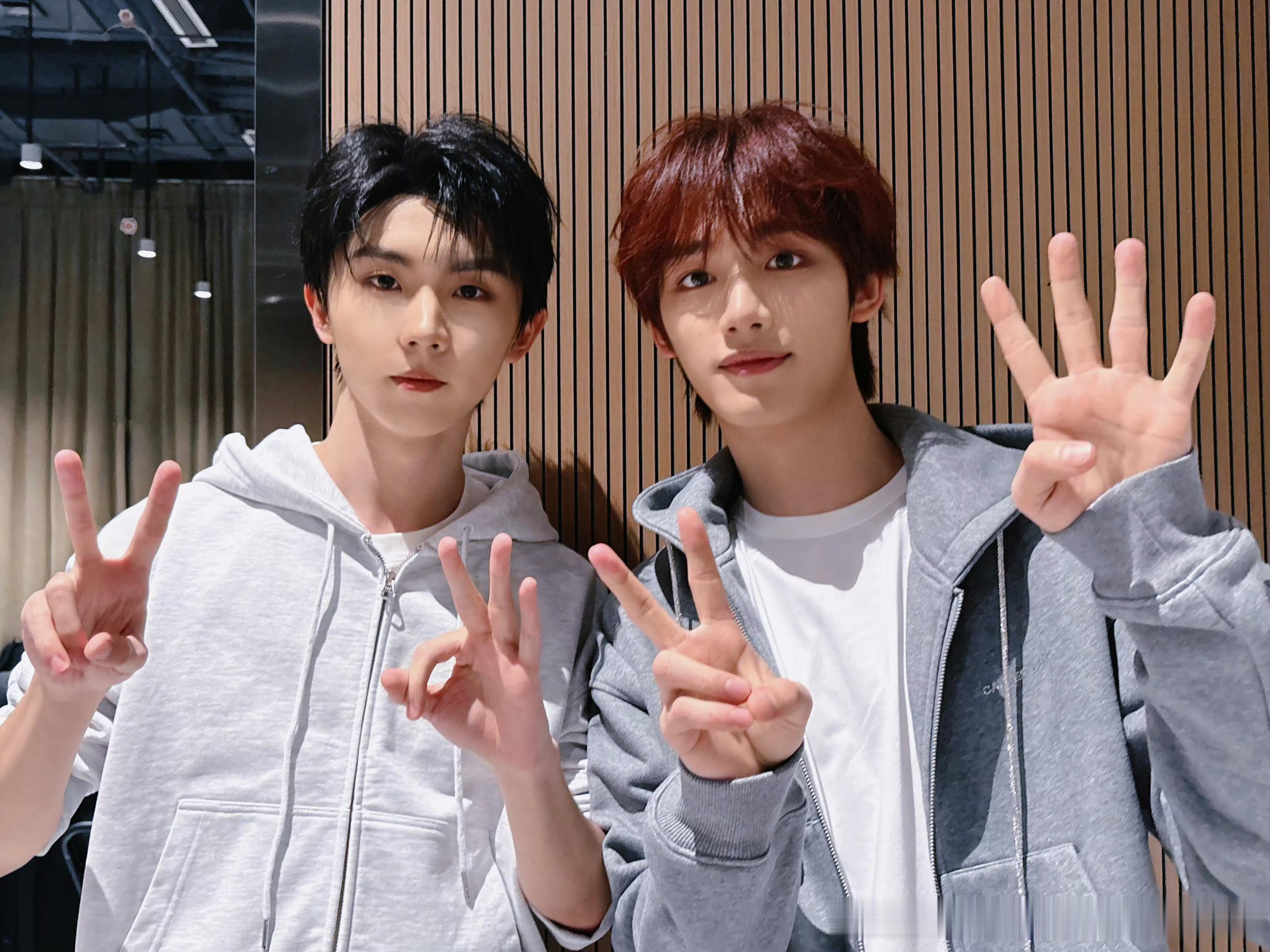 马嘉祺为丁程鑫庆生确实是友谊长存   两人一起走过这么多年了共同进步的挚友  针