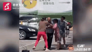 “光天化日，必须严惩！”辽宁沈阳，拾荒老人顶着烈日，在街上捡垃圾，因为两女子的车