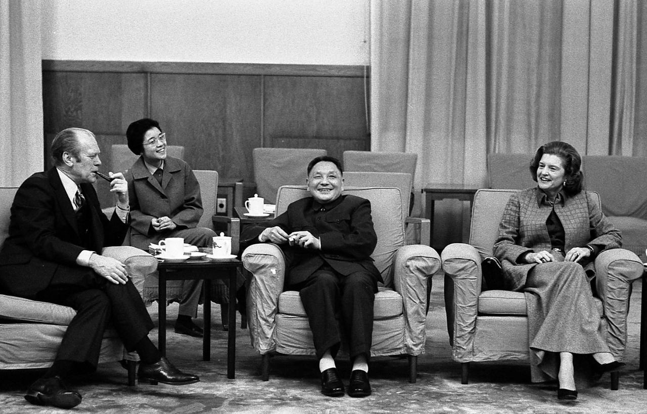 在一个国家走向世界强国的过程中，怎样平衡国力积累与国际地位表达之间的关系，往往会