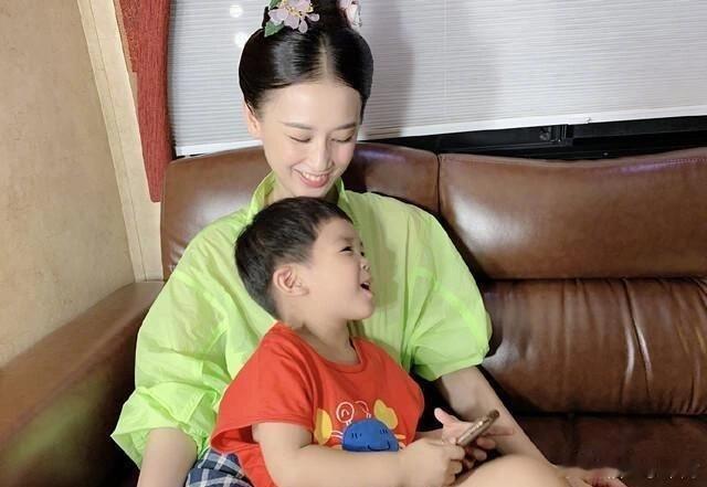 没想到黄圣依也逃不过过年给孩子穿红色的老规矩，天下妈妈真是一个样，明星妈妈也不例