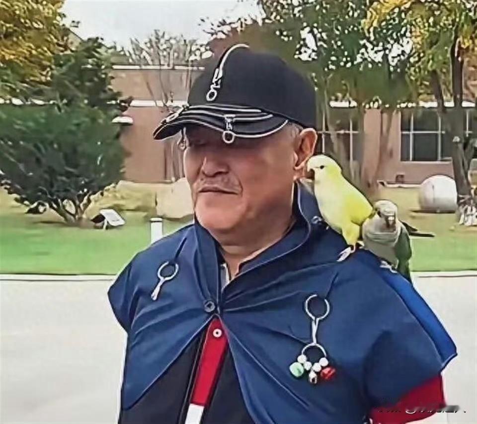 赵本山近况
最近有网友在三亚偶遇赵本山老师，老爷子正悠闲遛鸟，日子过得太舒坦了！