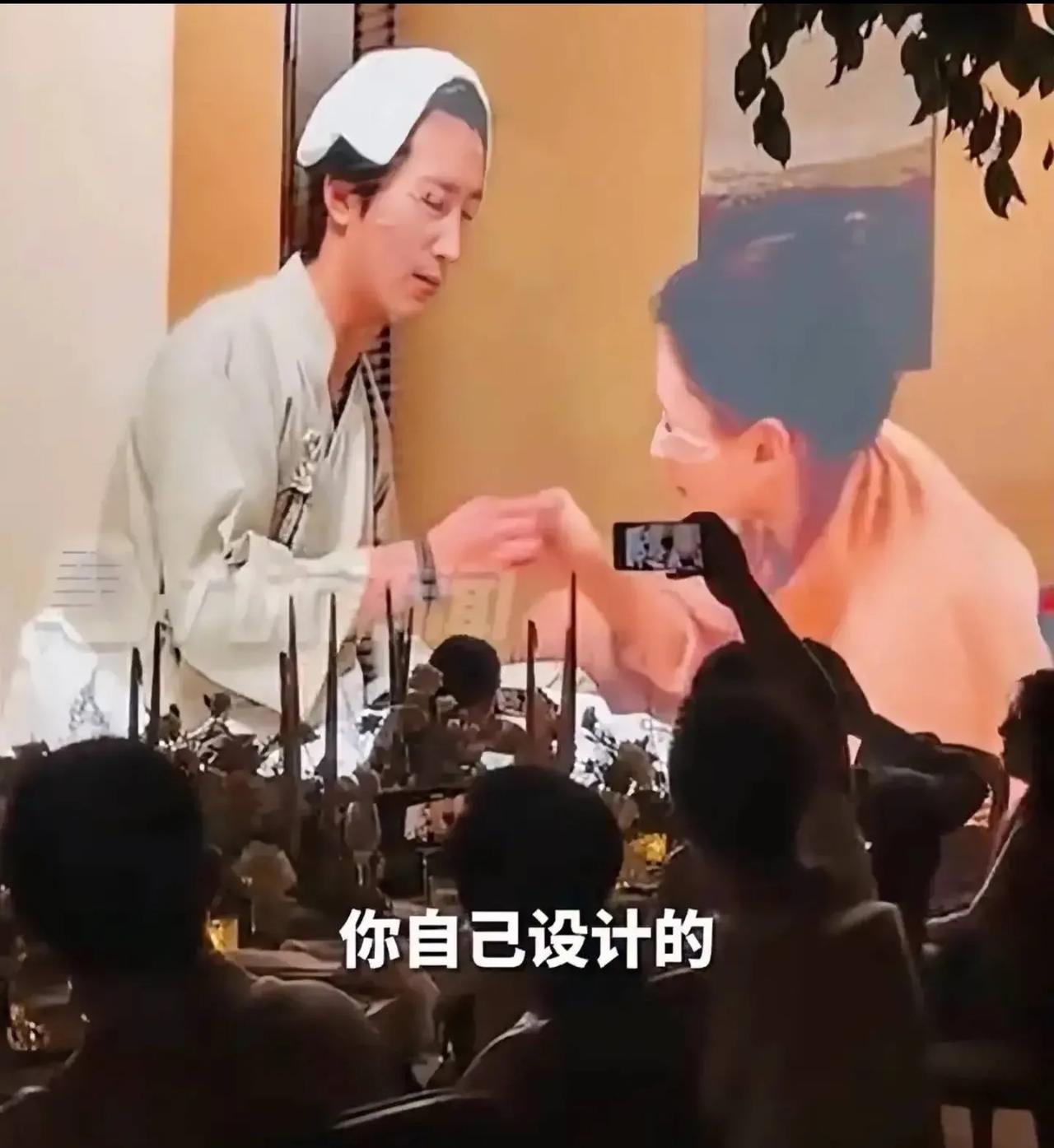 演员窦骁求婚赌王女儿何超莲的视频曝光了，没有轰轰烈烈的海誓山盟，两人就在敷面膜的