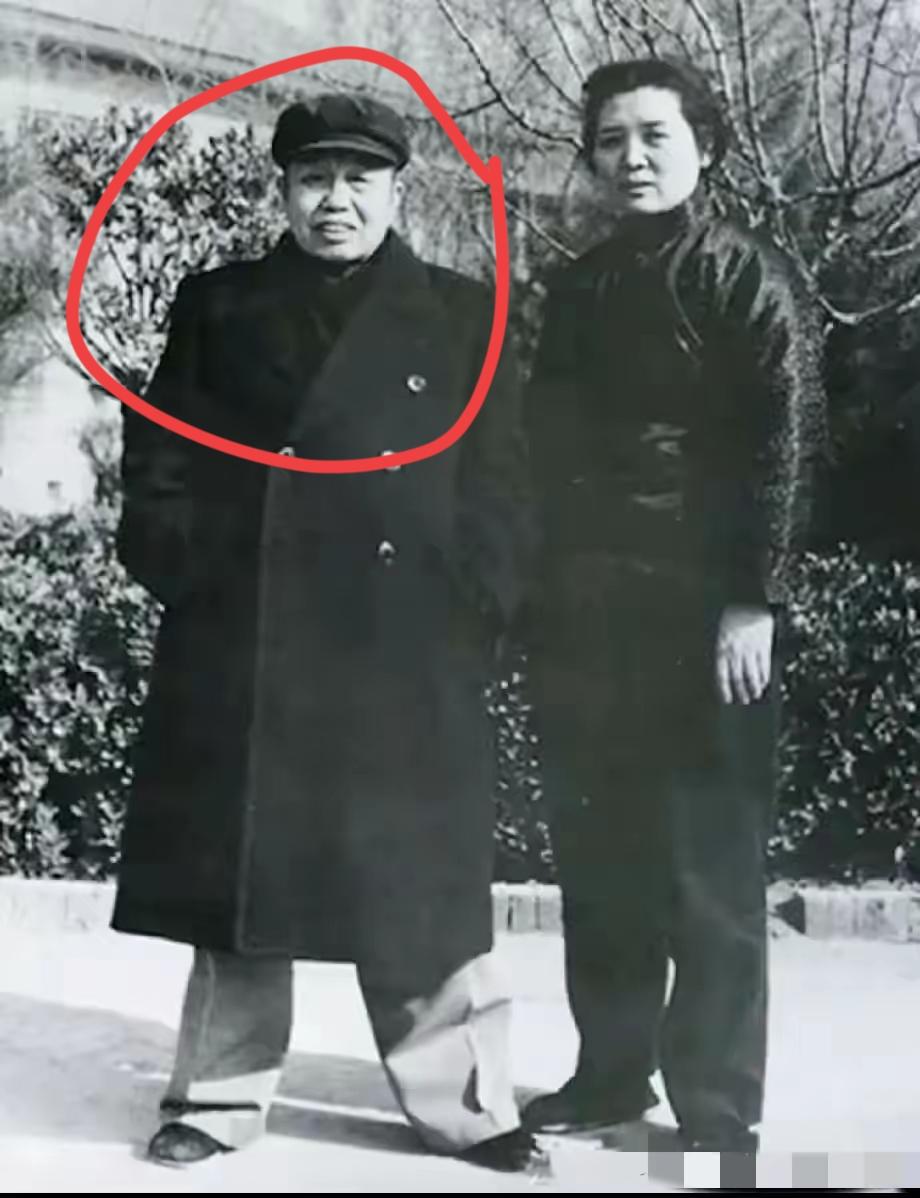 一张珍贵的照片，这是哪位大将军？据说指挥了淮海战役。这是和谁的合影啊？[作揖][