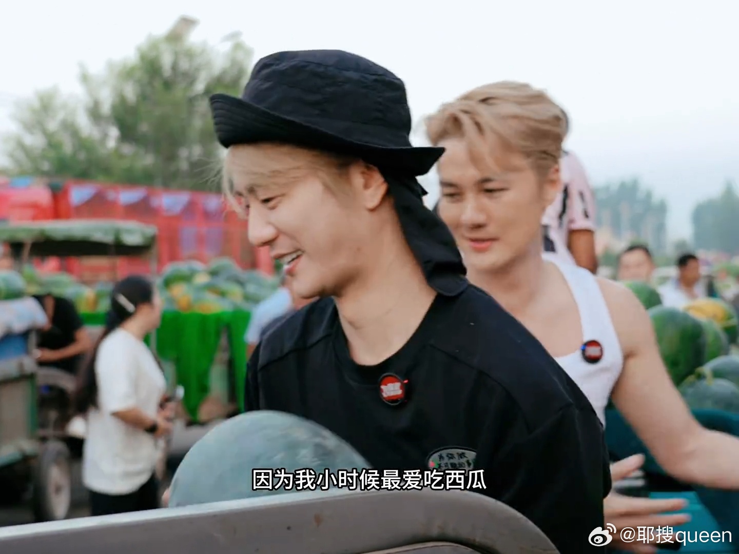 偶遇吴克群陆虎发西瓜吴克群陆虎街边发西瓜 郑州街头偶遇神仙吃瓜局！克群哥和虎子亲
