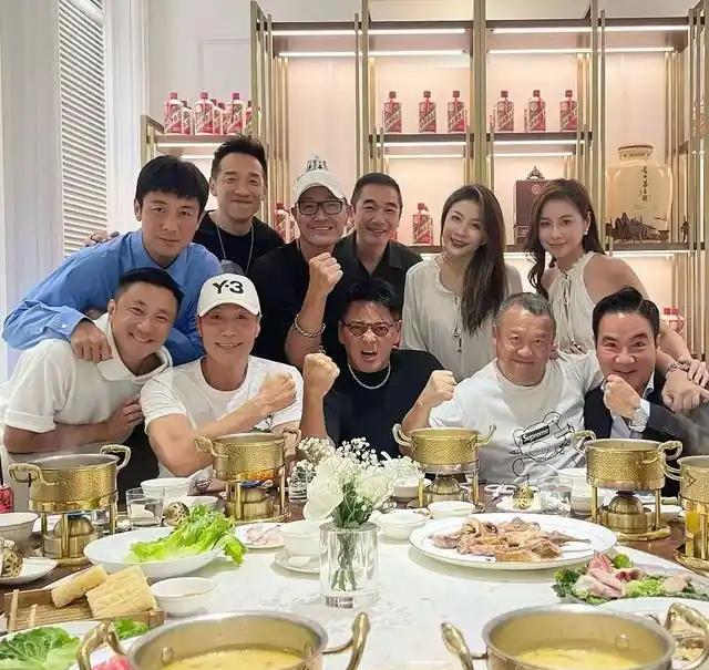 11位港圈艺人高规格聚餐照：

我一眼就认出了眉弯眼笑的方中信，戴着眼镜、握着拳