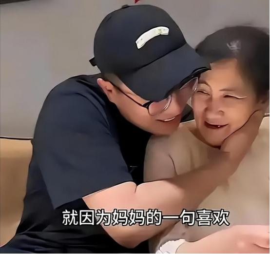 四川，30岁男子与57岁母亲同床就寝，洗澡不回避，称呼母亲袁妹妹。遭旁人不断非议