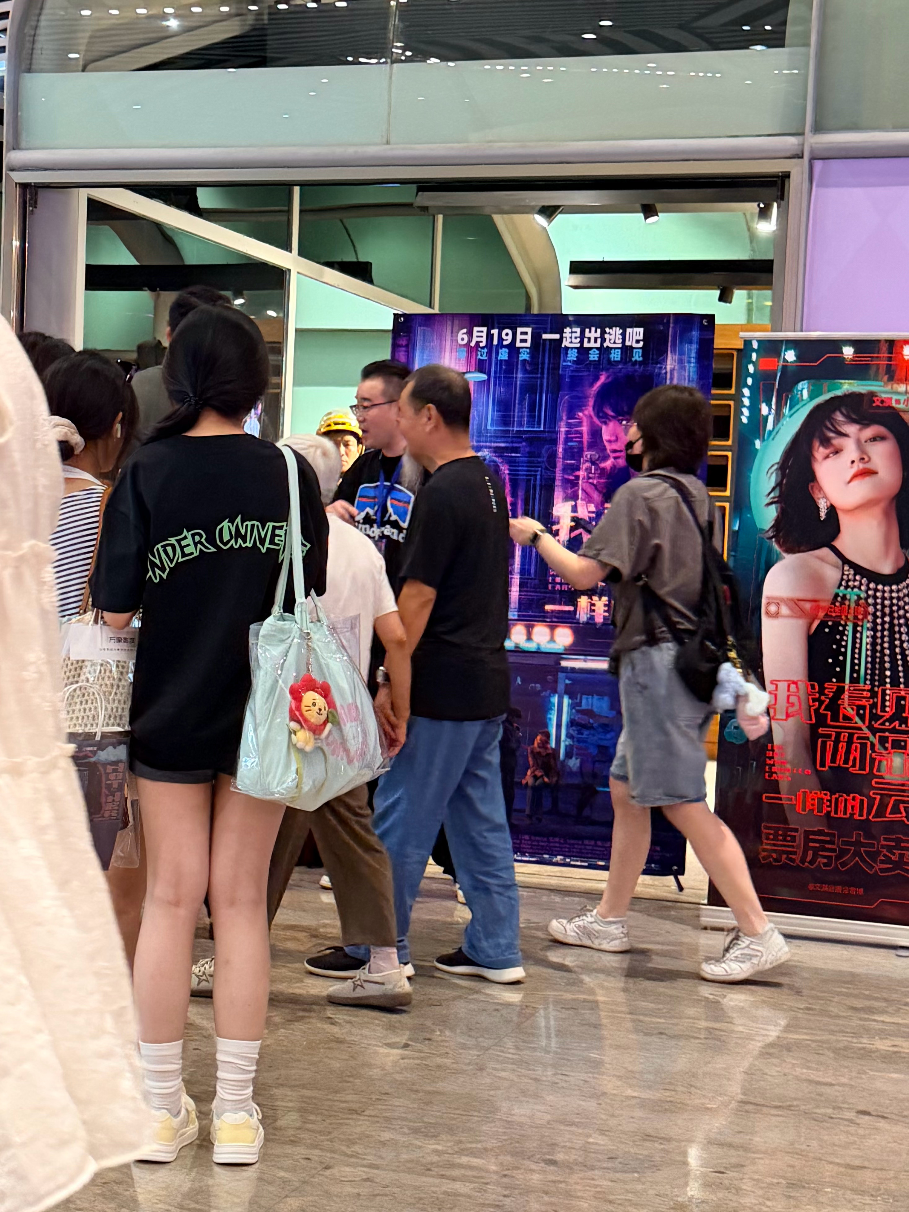爷爷奶奶也牵手来影院支持了
