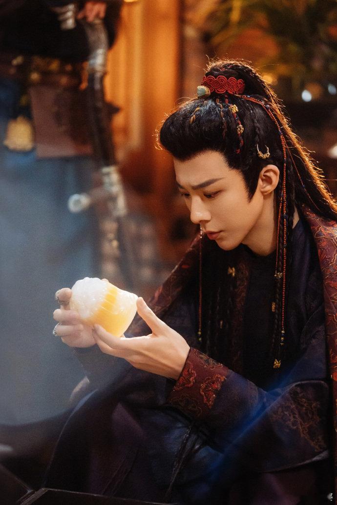 #刘宇宁燕子京泪如珠玉#刘宇宁塑造的燕子京泪若珠玉，深情模样令人心碎。睹物思人时