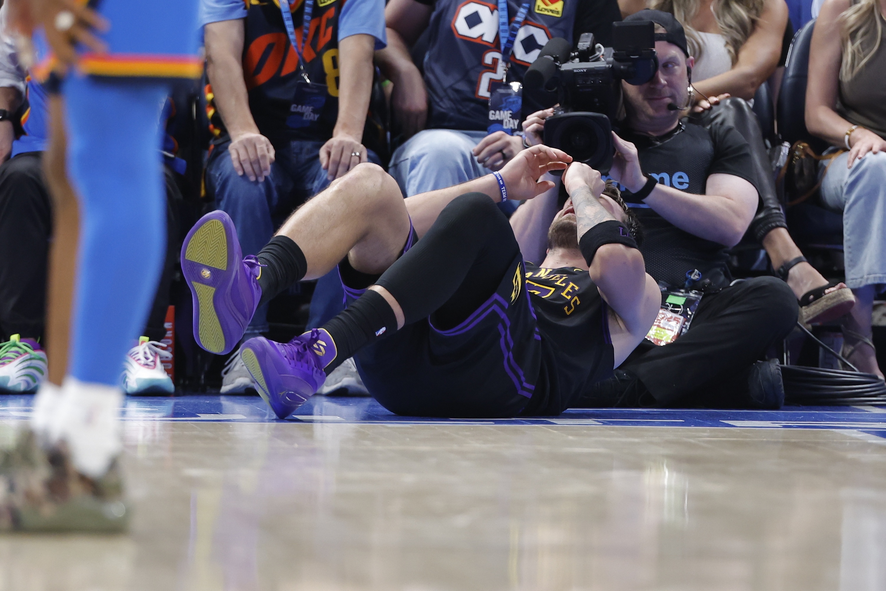 湖人官宣，东契奇遭遇二级腿筋拉伤，常规赛报销。类似的伤病恢复期在4-6周，这也基