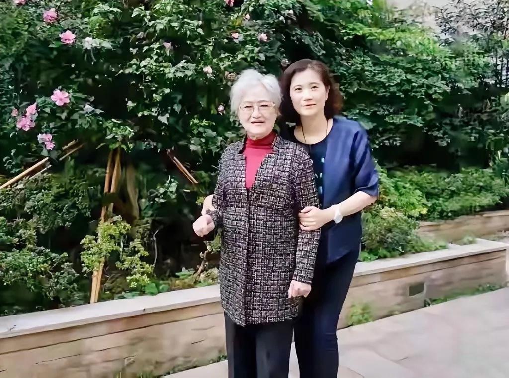 2019 年 6 月，93 岁的王文娟和女儿孙庆原在自家门前留下这张合影。

她
