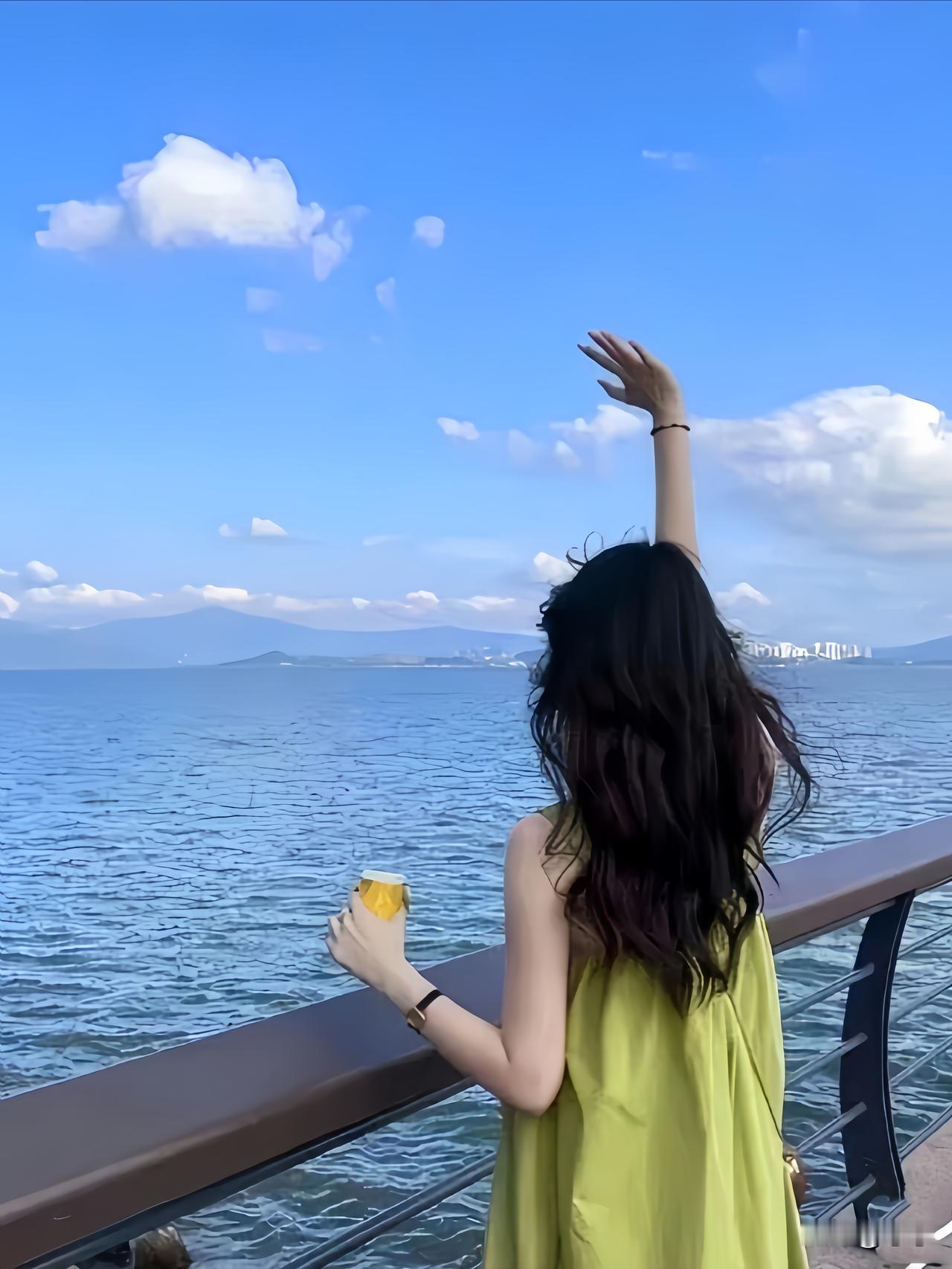 丫头啊，
你太敏感了，
但是又特别懂事，
别人稍微给点暗示，
你就能读懂背后的意