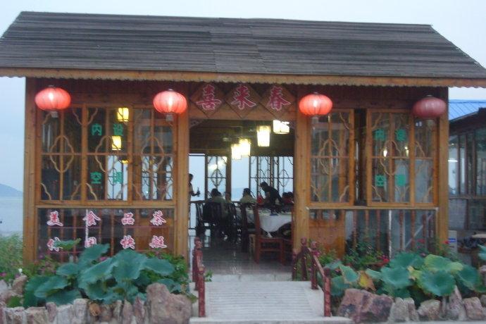 农家乐不能只是“农家”才乐。

你花两百多块去农家乐吃只鸡，结果鸡是冻品，菜是批