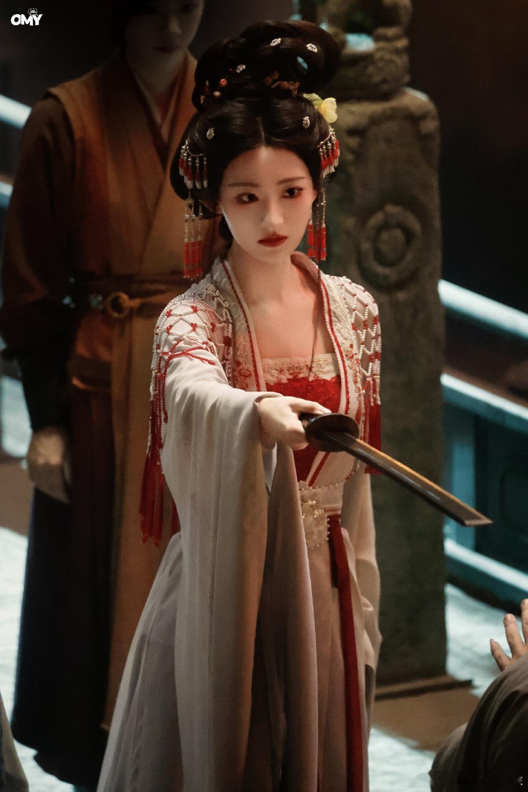 杨雨潼《聊斋》秋容妆造路透图，这个妆造太重复了，用了珍珠云肩，头发上就不该再有流