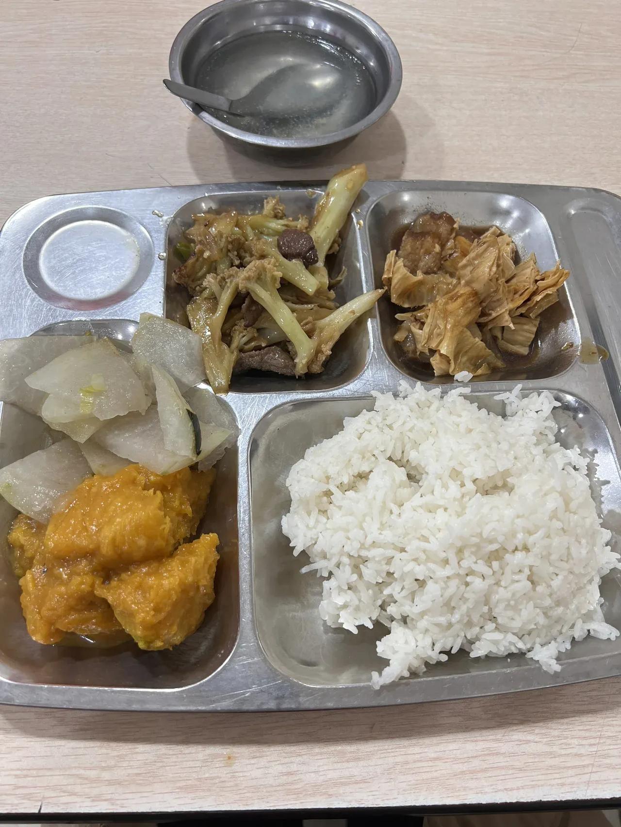 图一：是公司免费的堂食，超难吃的 
图二：是外面12块的快餐，蛮好吃的 
是你的