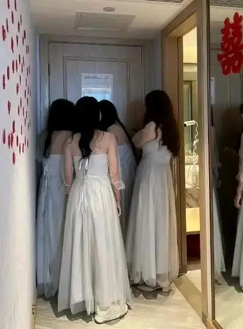 新郎接亲被伴娘索要高额红包，喊话新娘无果后竟直接让婚车队离开，这究竟是冲动还是死
