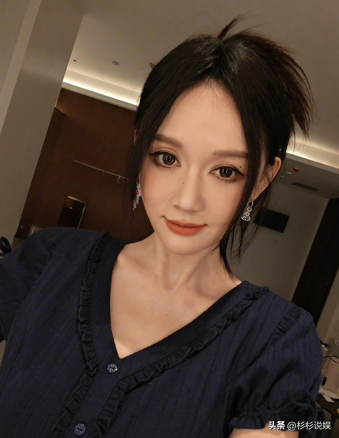 有谁知道陈乔恩手中拿的是哪个型号的手机吗？

陈乔恩发文说这手机拍照也太好看了吧