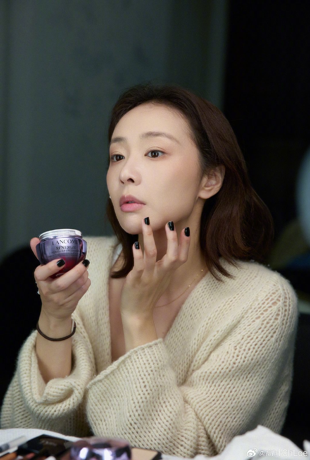 高叶出发图向上气场全开 微博之夜高叶状态直接封神！抬眸向上的瞬间气场拉满，完美诠