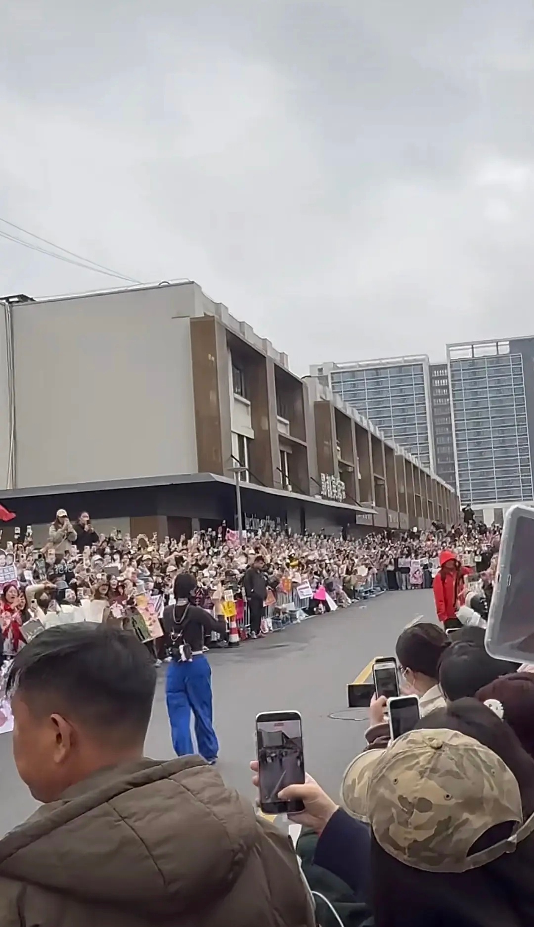 这是虞书欣在横店上班的粉丝流量吗？人好多啊 