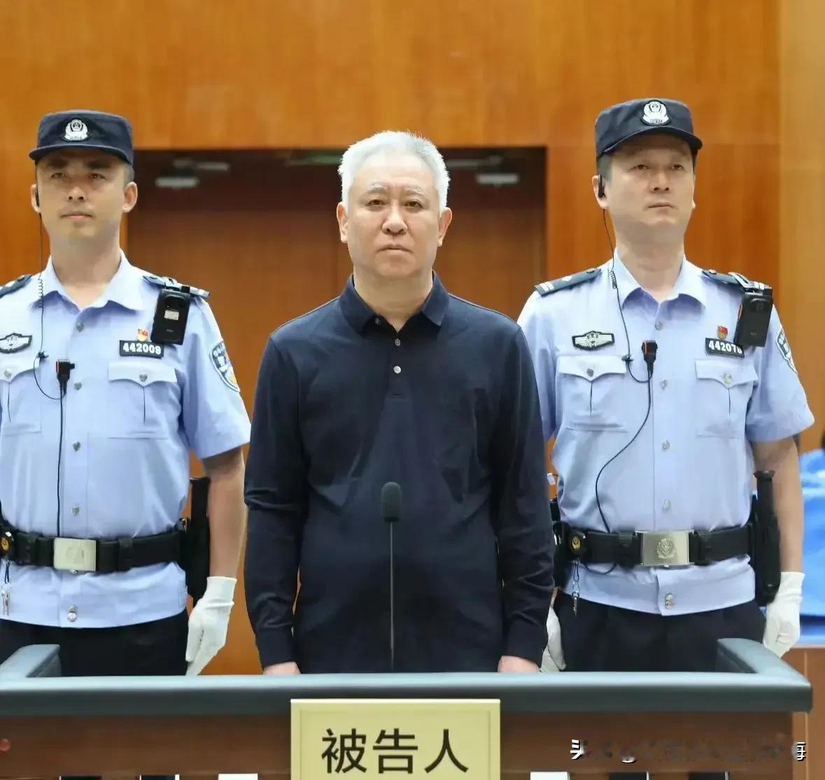 现场：许家印满头白发出庭有朋友开玩笑给我说，审判席上的许家印满头白发白眉全是请化