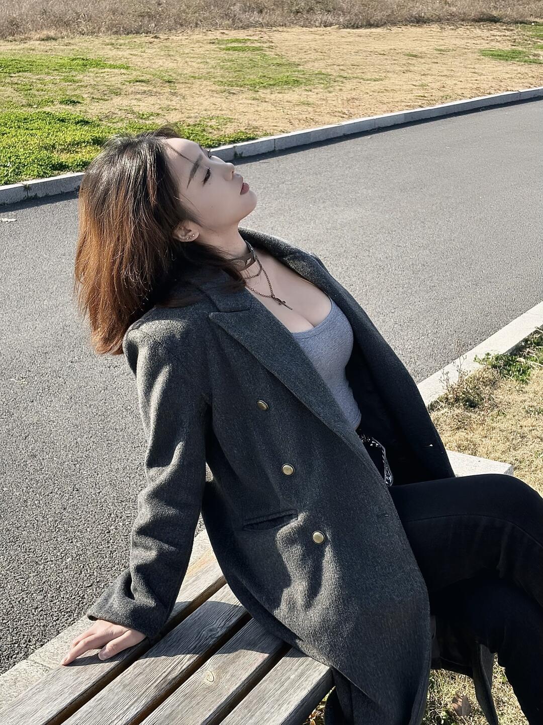 “还没挣到过年的钱，却又快过年了，年关将至，两手空空，一年期盼着一年...