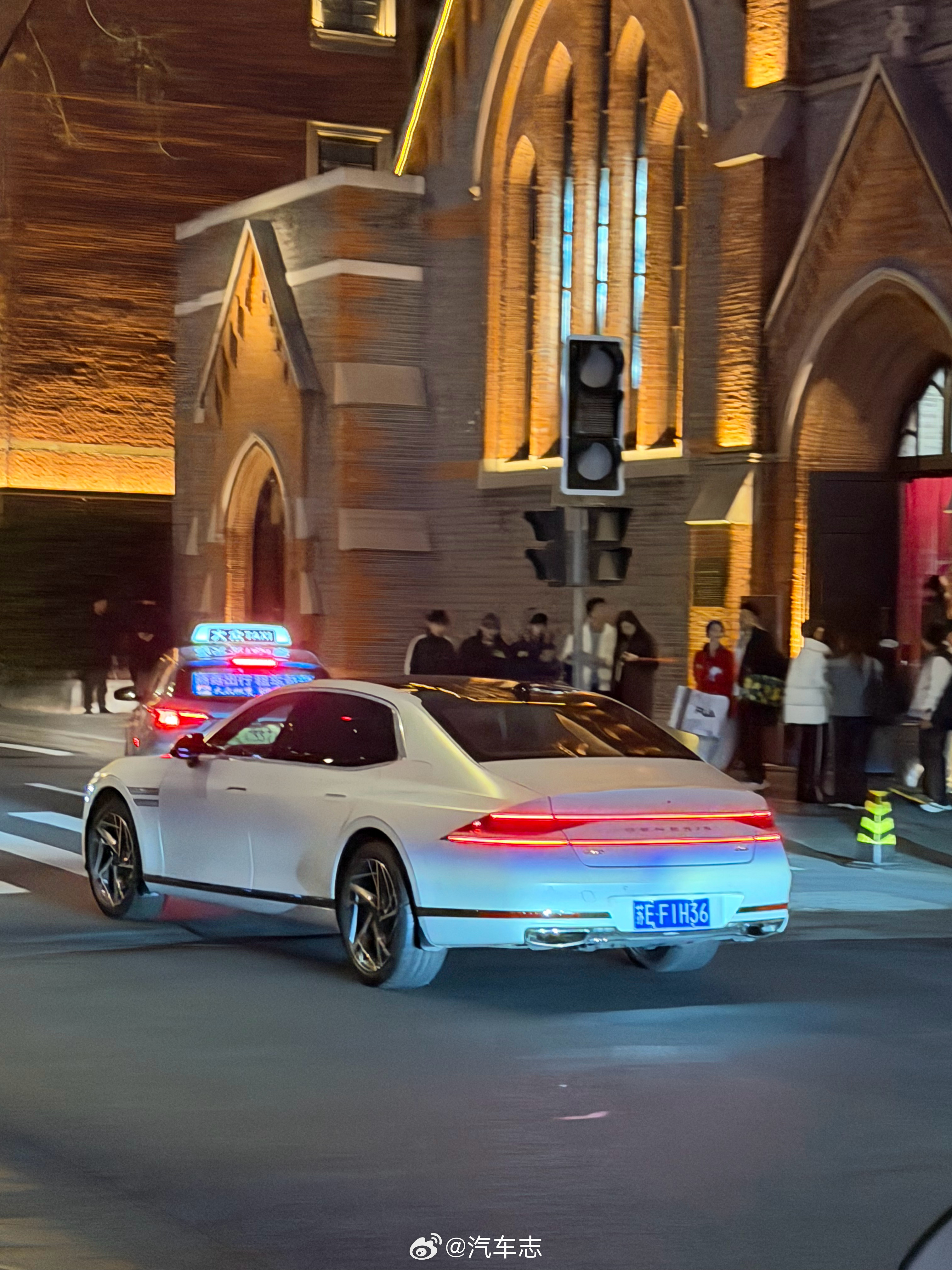 都说捷尼赛思在上海能见度最高，这是第一次见到野生G90，哑光白外很雅捷尼赛思