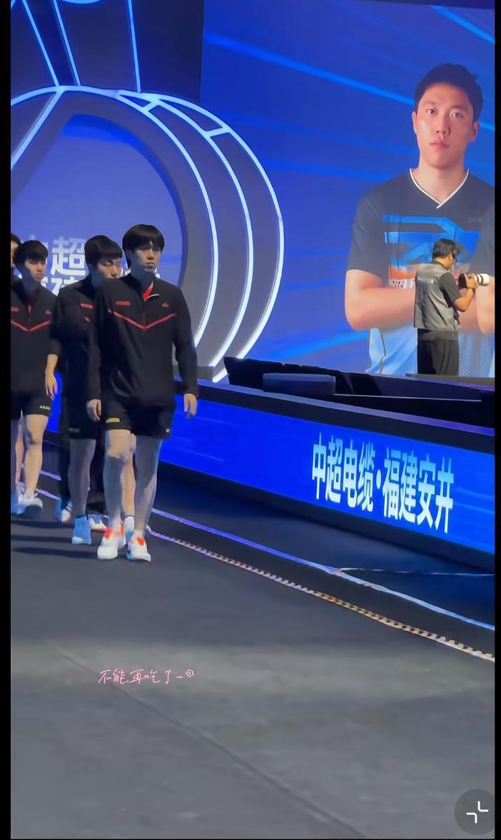 小王同学带队的气势够了
但是路又又又走错了[奸笑]
走得雄赳赳气昂昂
结果水灵灵