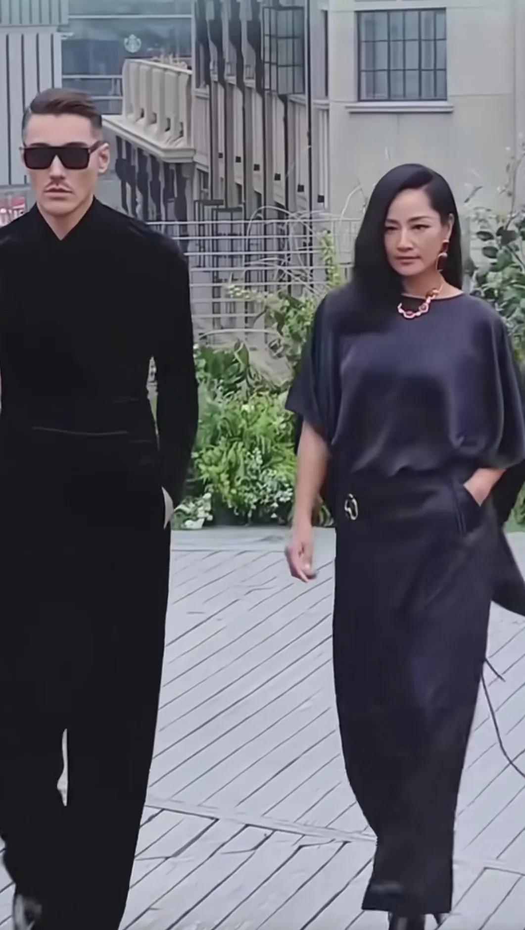 胡兵和瞿颖久违同框走秀，气场拉满，胡兵的台步好有国际范，看得出胡兵是一直没离开过