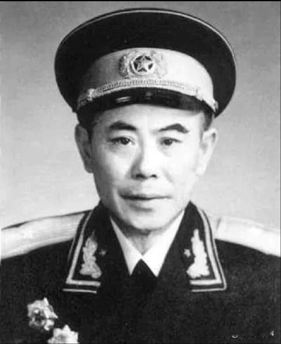 1980年，江苏省军区副司令——童炎生去上海看病，在一家食堂吃饭。服务员看副司令