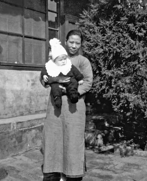 1938年，一名外国婴儿在天津的一家医院出生。可他的父母因为着急要回国，直接把他