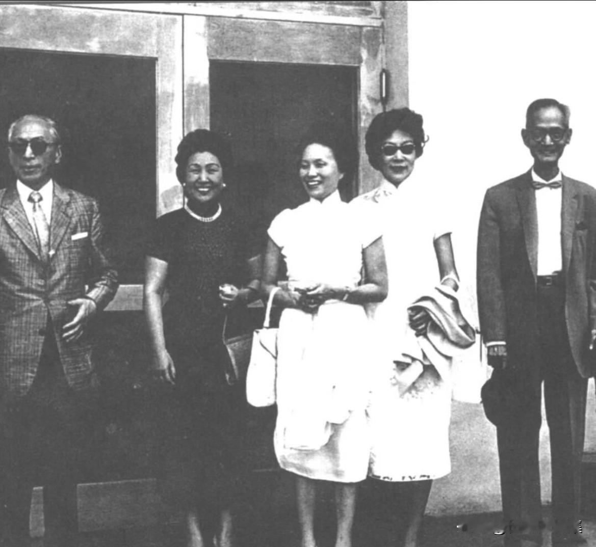 1961年，蒋梦麟(右一）和夫人徐贤乐(右二）新婚燕尔，顾维钧(左一）、严幼韵(