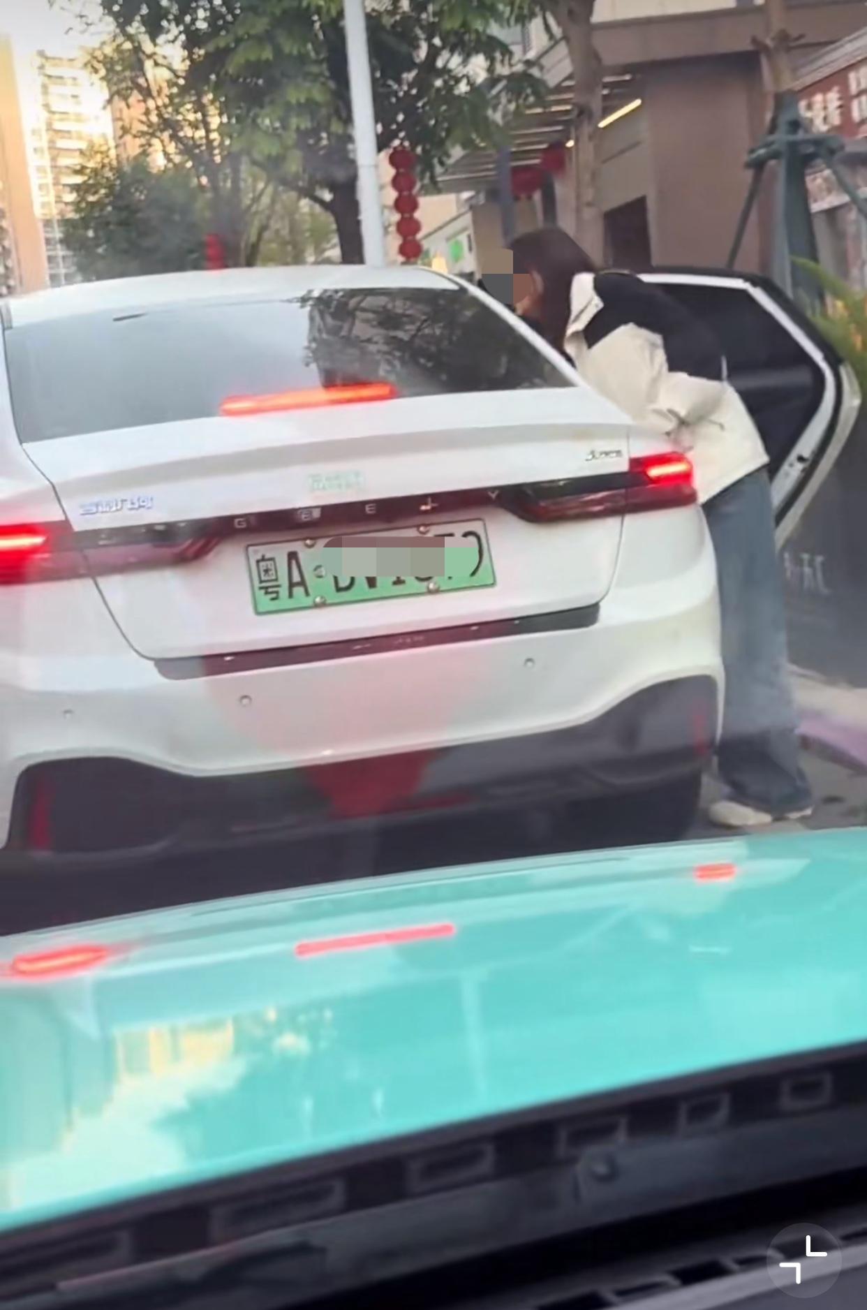 近日广州，一女乘客乘坐网约车，下车时却赖在车上不走了，导致整条路堵了起来，同行女