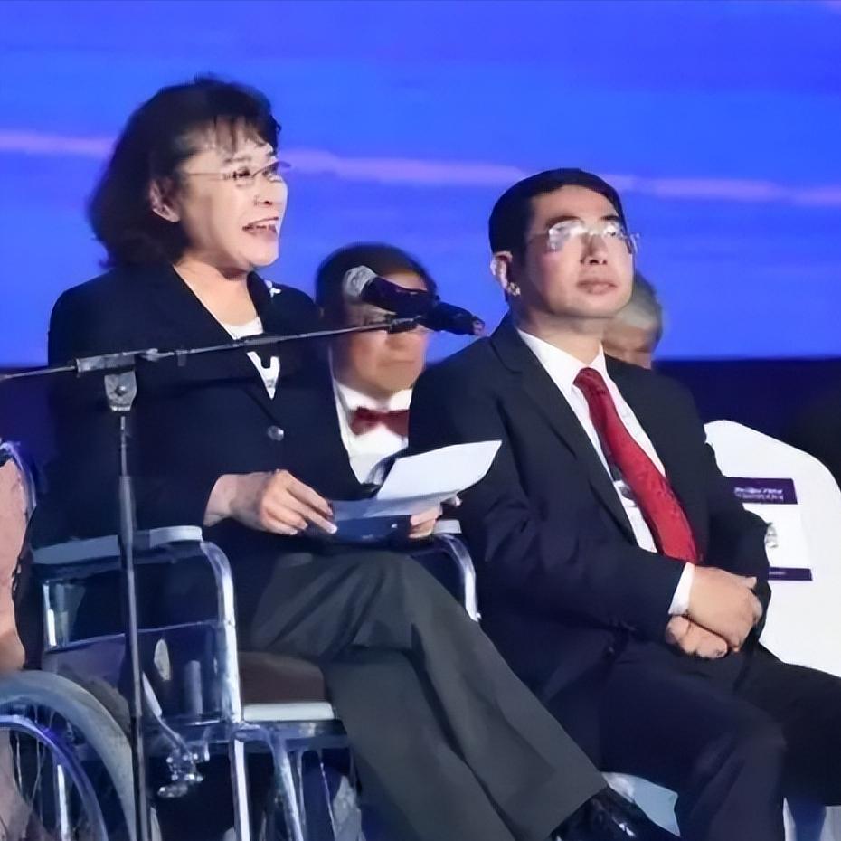 作家，张海迪，卸任残联副主席，有人质疑，翘着二郎腿，像个什么样子，据说还开车，哪