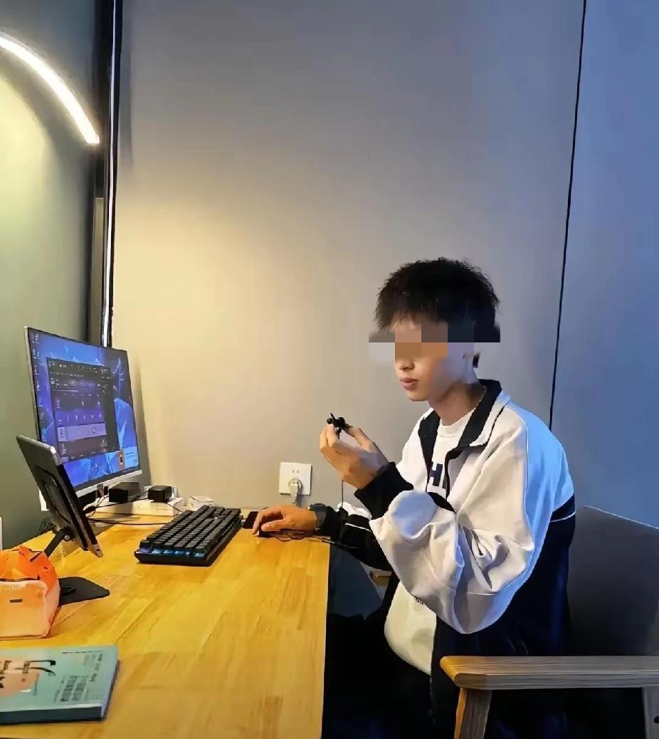 用行动说话，比任何语言都更有力量。
为了能让父母妥协买苹果手机，这高中生男孩在家