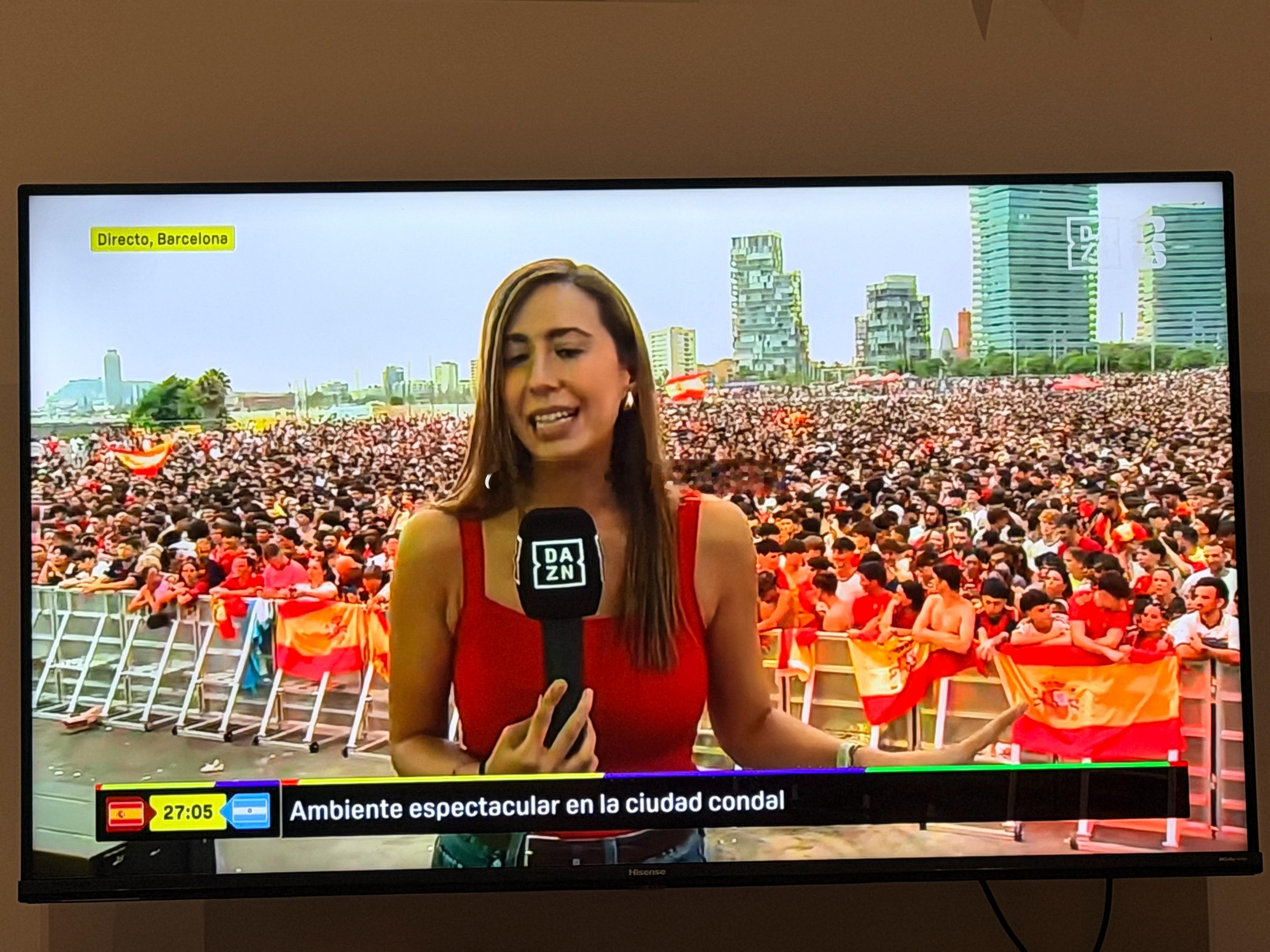 这么热但是外面真的一堆人挤着看球 