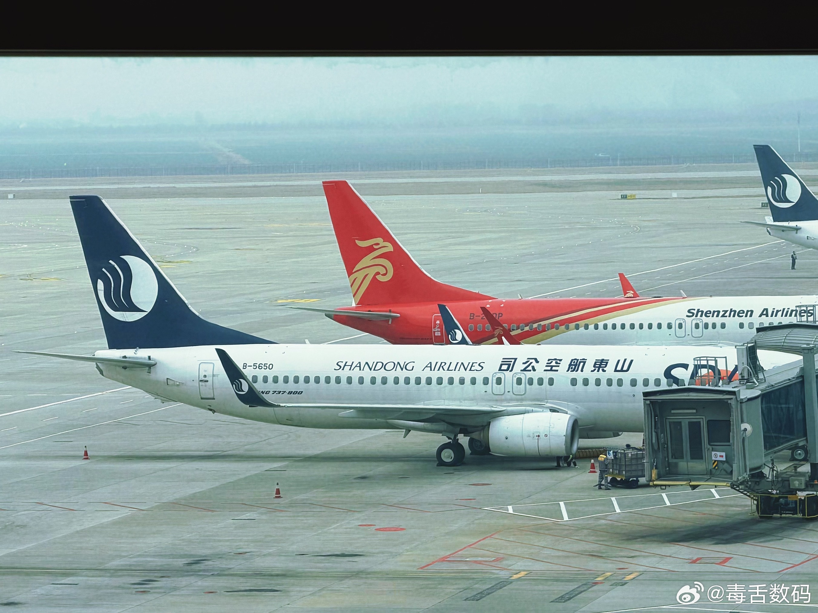 起了个大早，结果飞机一直延误。不过也还行，上午趁这个时间沉下心把接下来要送什么礼