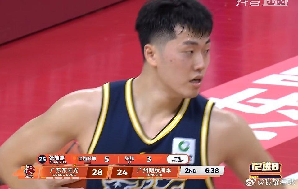 张皓嘉5分钟迅速拿到3次犯规，脚步确实跟不上啊，要不试试替补席上的崔永熙？广东男