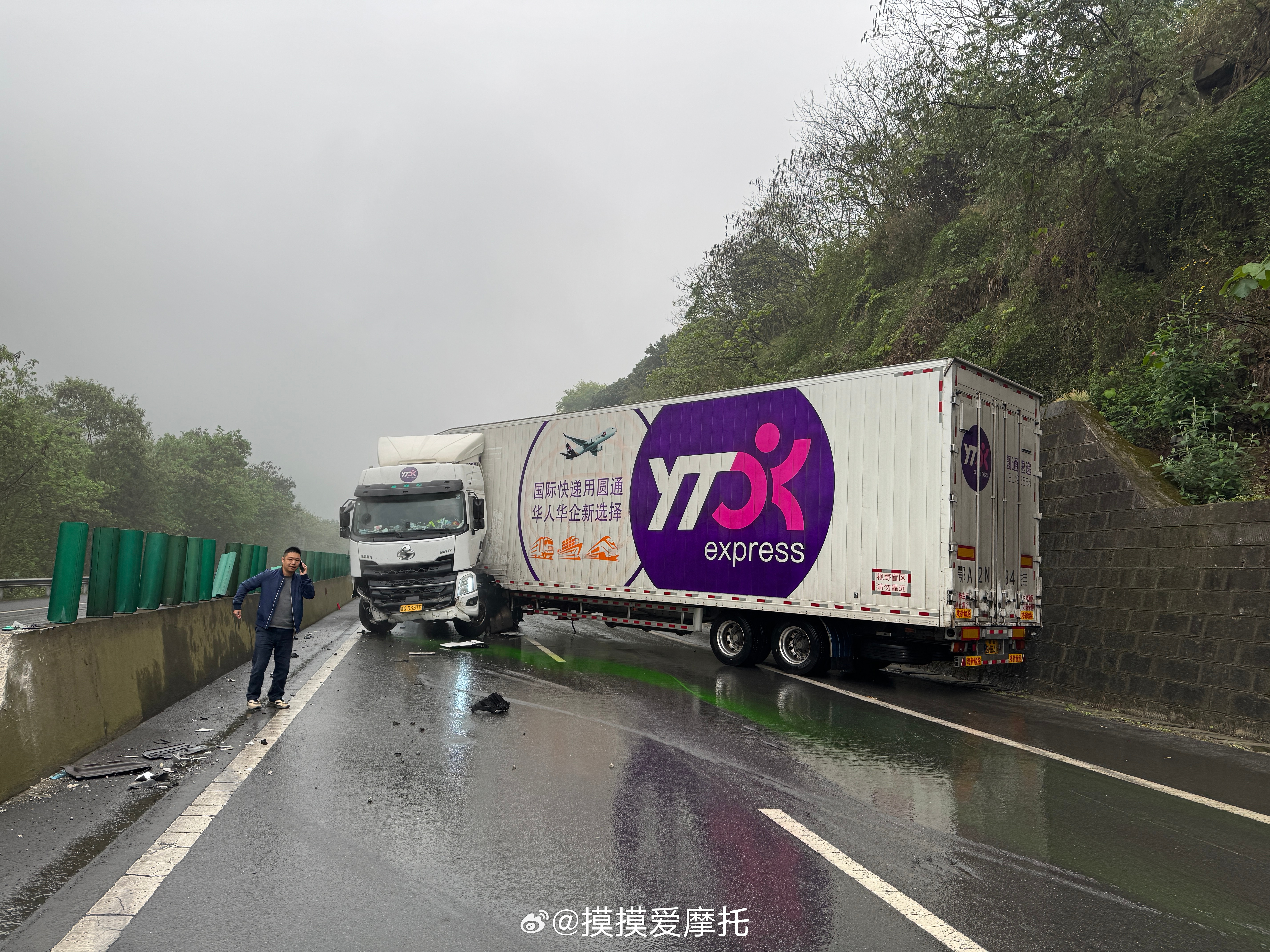 机车摩托车 目睹一起交通事故，一辆快递货车撞上了高速隔离带，还好没人员受伤，整个