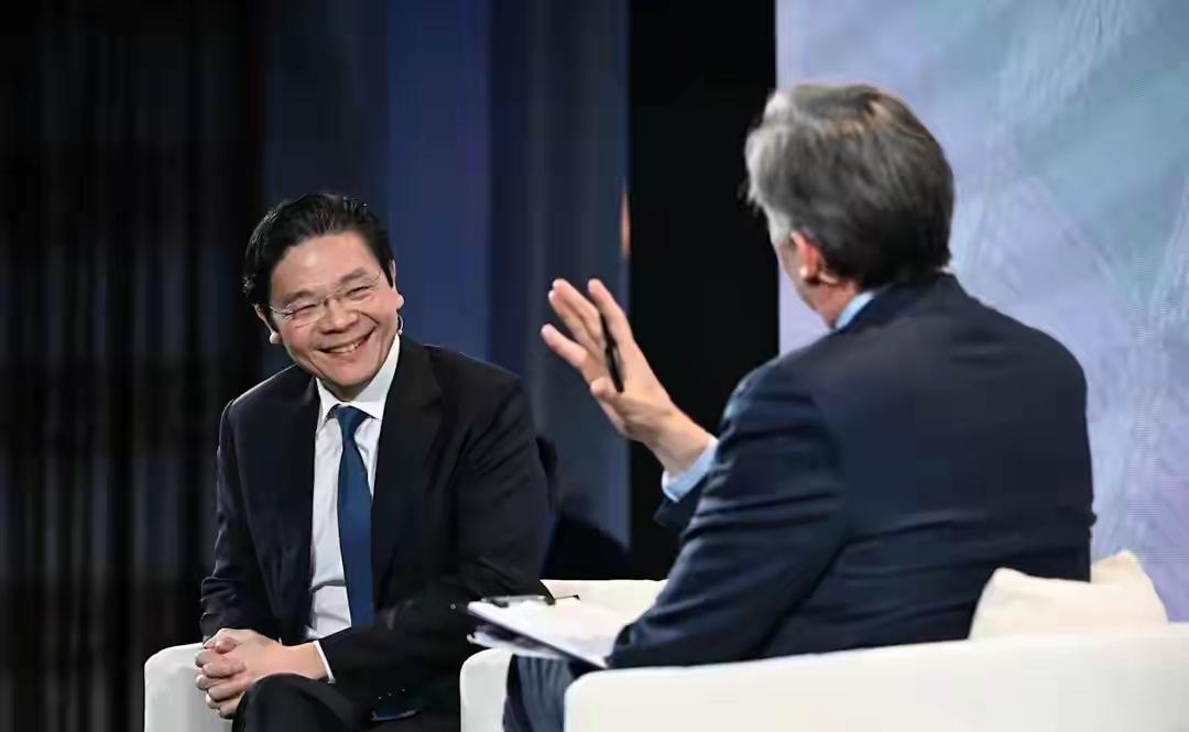 新加坡总理黄循财19日亮相彭博论坛，喊话中日“搁置历史向前看”，暗示中国原谅日本