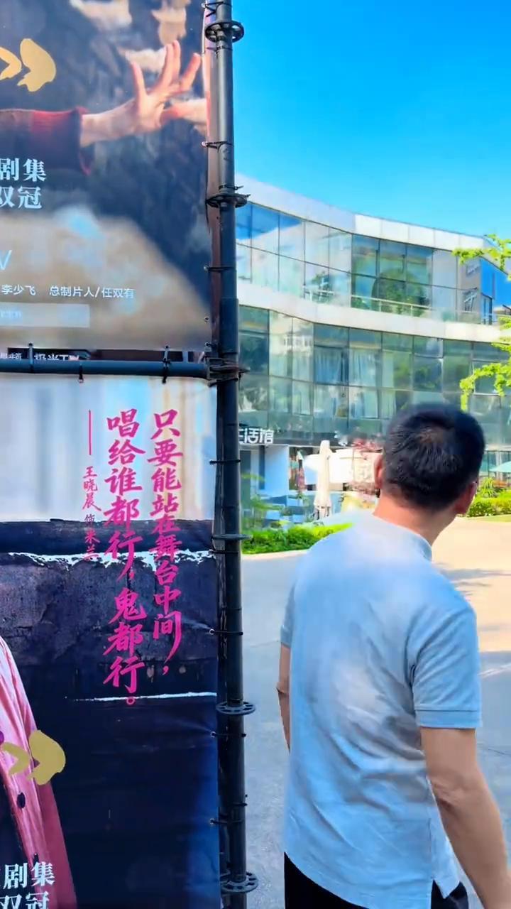 西营厂的院里跟自己合个影，自恋一下。还有子路，还有张老师，全都是可爱的伙伴们。保