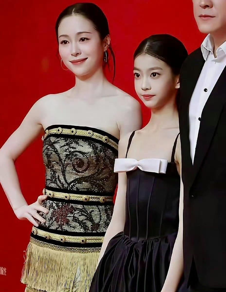 江一燕之前和邓超传过绯闻，现在也是位单亲妈妈了，她的女儿今年12岁，长得好有气质