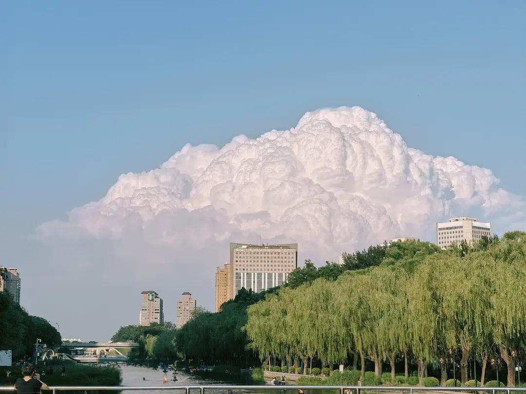 这才是尊重：

1．别人的思想，不横加干涉；
2．别人的隐私，不肆意窥探；
3．