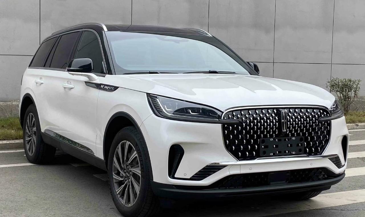 新款林肯飞行家申报信息出炉，新车在外观、内饰和车机系统上都进行了升级，还新增了黑