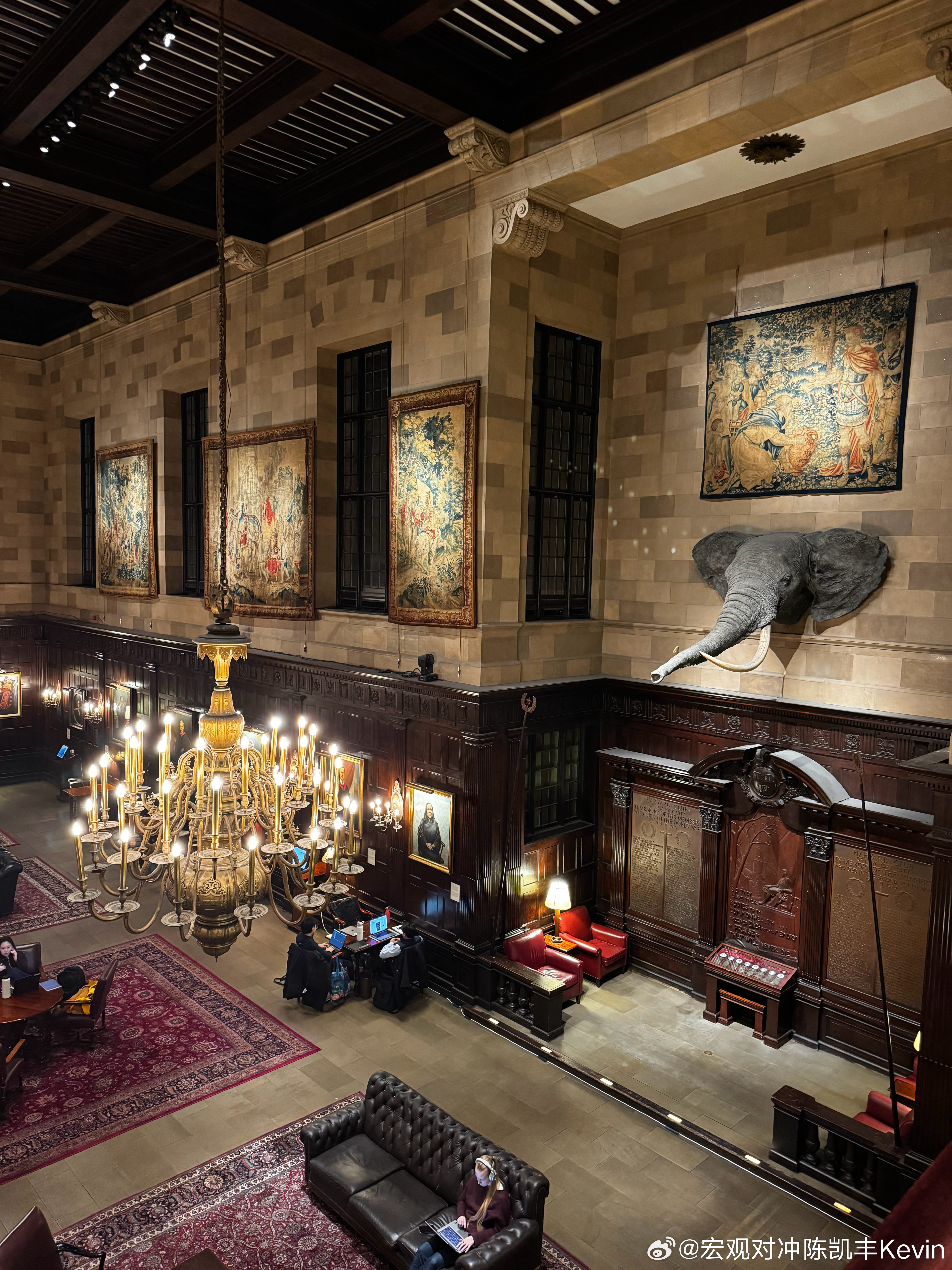 开完今天最后一个会议，坐在图书馆沙发上，喝一杯 Negroni, 等量的杜松子酒