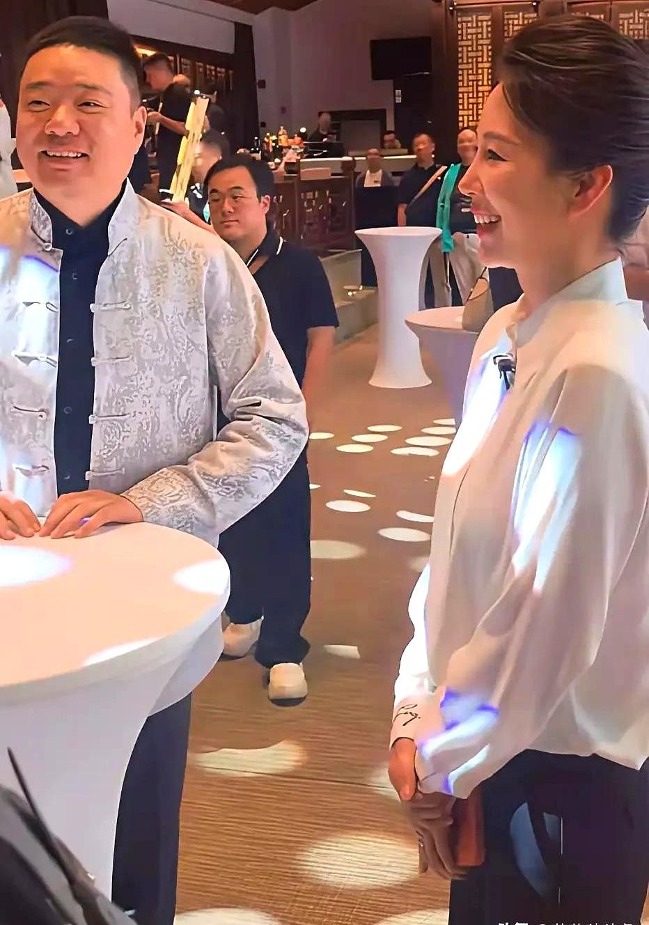 估计微博真有可能崩一下。
现在嗑CP的人，比春运买票还拼命，谁官宣个恋情、婚讯，