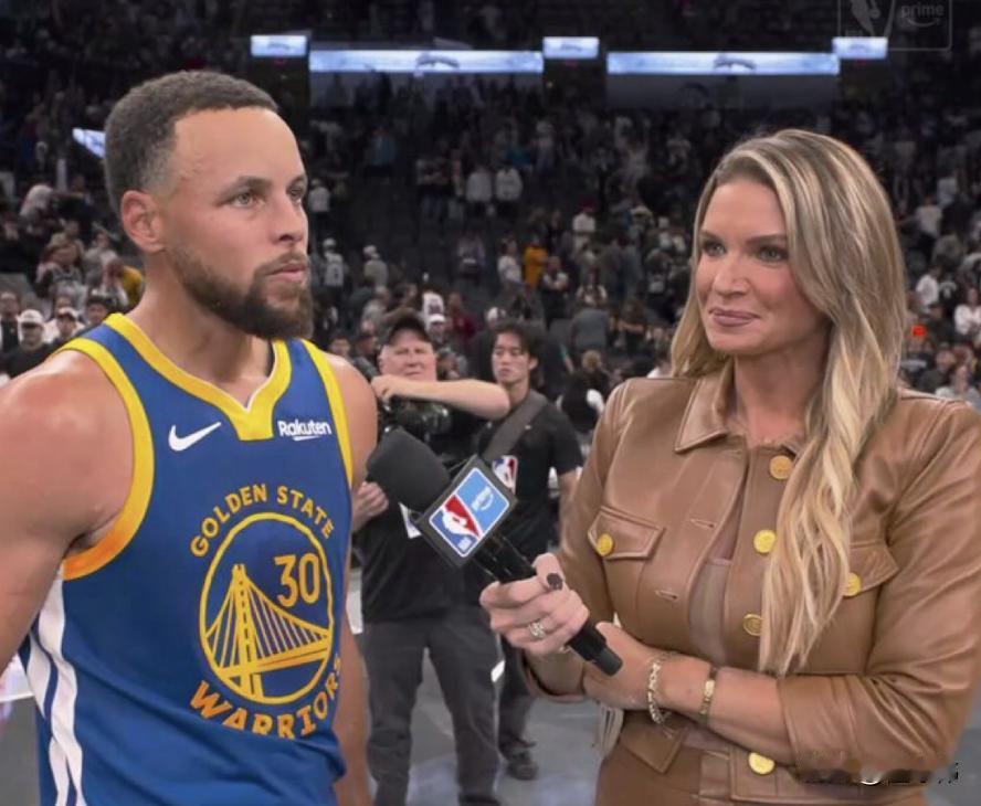 好球员！库里谈得到49分：

“我的数据看起来很亮眼，但是胜利是团队一起拿到的。