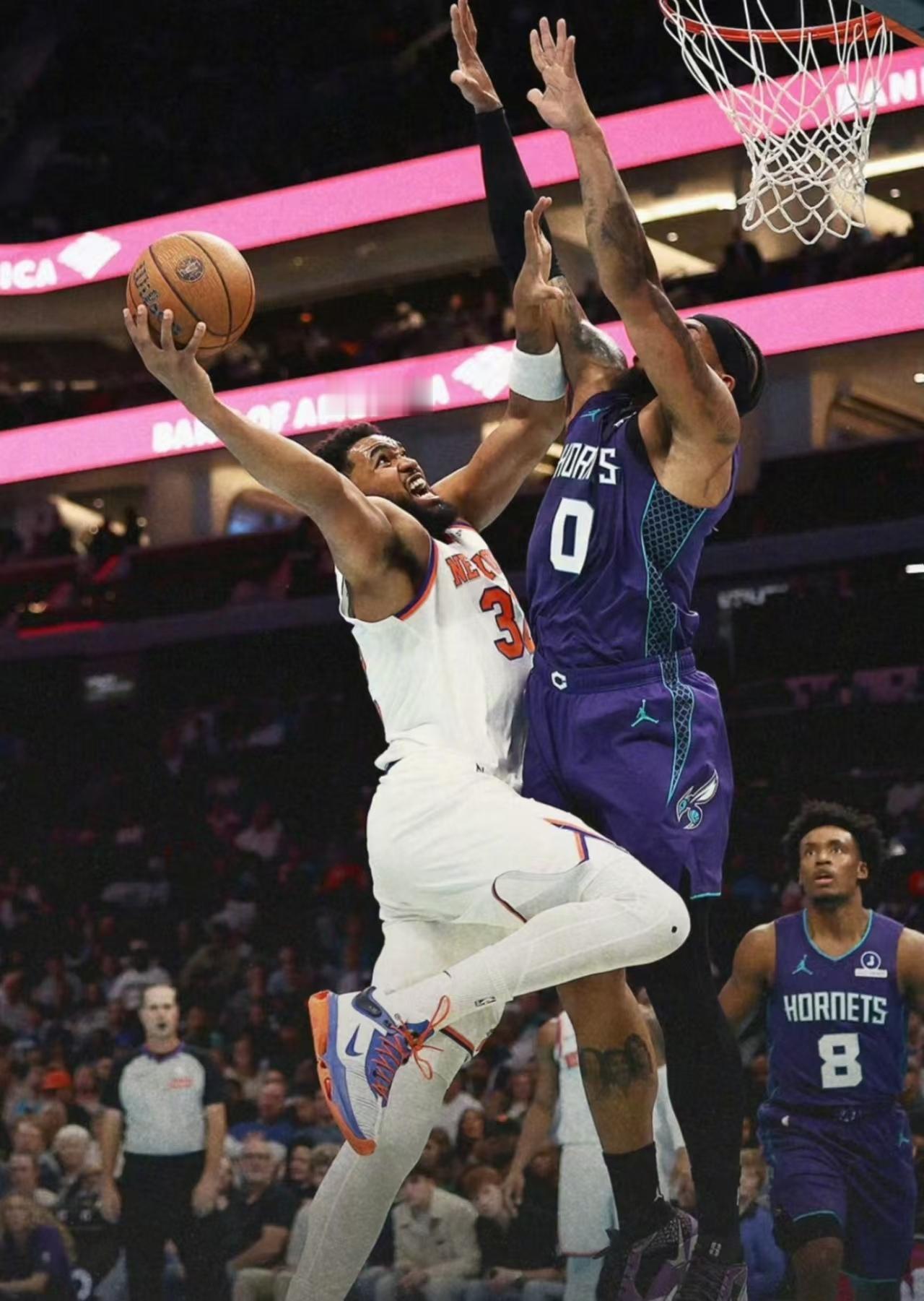 鲍尔复出在梦游，尼克斯五虎奇准擒黄蜂。
尼克斯半场72:47黄蜂；可以说半场胜负